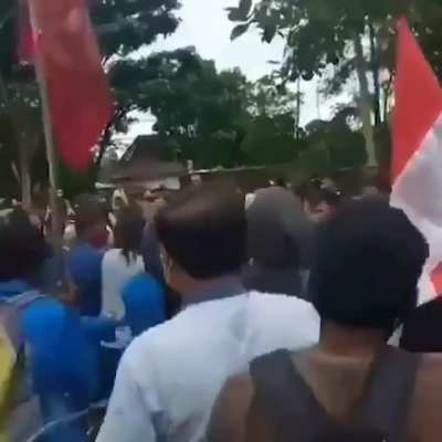 Scenes of the 2nd day of the mass strike in Indonesia where angry workers and students have shut down workplaces, clashed with the police &amp; stormed government buildings to oppose a neoliberal bill that would reduce wages, erode workers’ rights &am