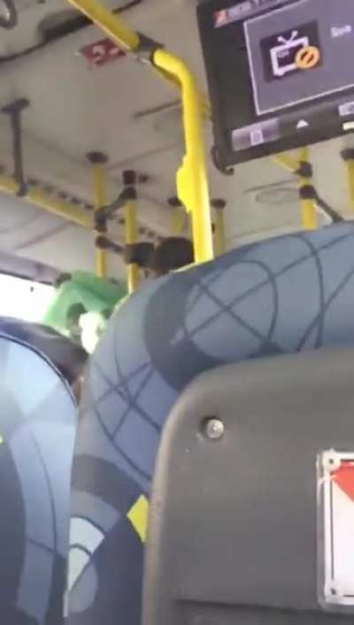 Man threatens passengers with a rat: "I asked for 50 reais for beer. I'm lowering the price. If you don't gimme 5 reais, I'll release my little friend. LOOK THE RAT!"