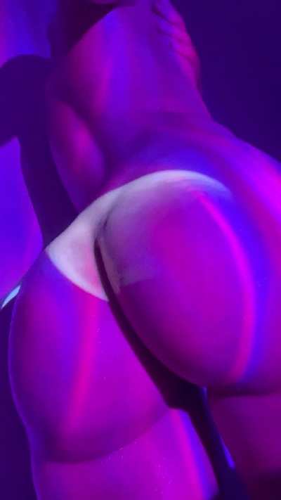 I&rsquo;d pre[f]er your hands on me😋