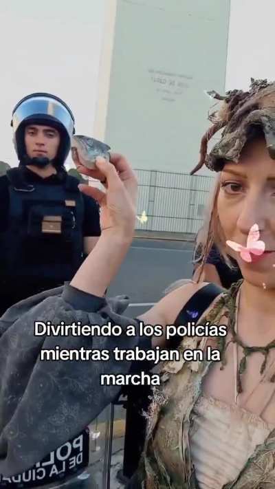 Una del "sector popular" se manifest&oacute; por la represi&oacute;n de Milei