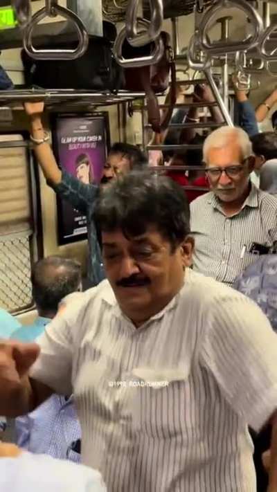 Mumbai local passengers groove to 'Kaanta Laga'