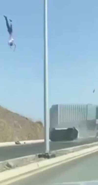 El tipo iba como rehilete por el aire. Conduzcan con precauci&oacute;n muchach@s.
