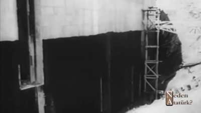 Bug&uuml;n bu videoyu tekrar izledim. Hı&ccedil;kıra hı&ccedil;kıra ağladım. yaklaşık 85 yıl &ouml;nce atamın s&ouml;ylediği &ccedil;oğu şeyi ger&ccedil;ekleştiremediğimiz i&ccedil;in utanmalıyız.