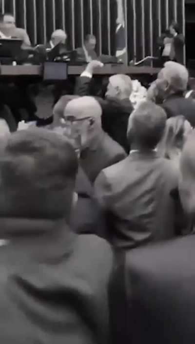Deputado petista chama deputado bolsonarista de "viadinho" e lhe d&aacute; um tapa no plen&aacute;rio