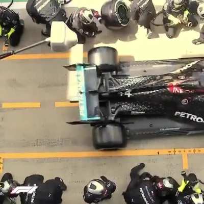 Flawless Mercedes "double-stack" pit stop