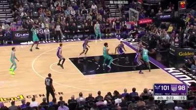 [Highlight] LaMelo Ball erupts for 16 points in the 4Q of a close game to lead the Hornets over the Kings