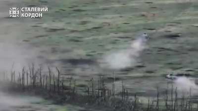UA border guards repel enemy assault with help of a 100-mm MT-12 "Rapier" gun.