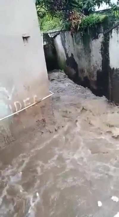Pengendara sepeda motor hanyut terbawa arus