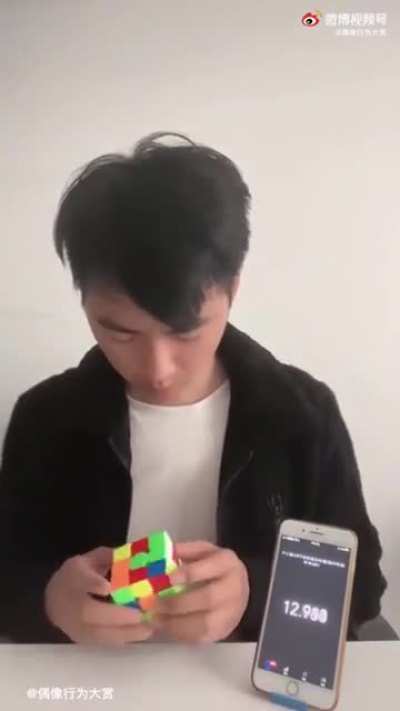 Guy solves the Rubik&rsquo;s cube in a unique way