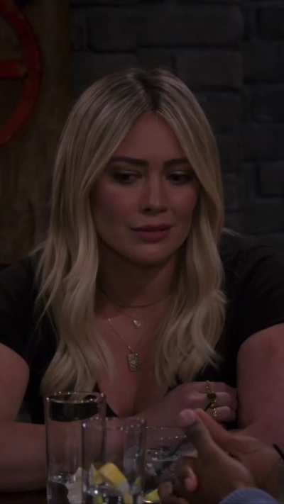 Hilary Duff (How I Met Your Father S01 E01)