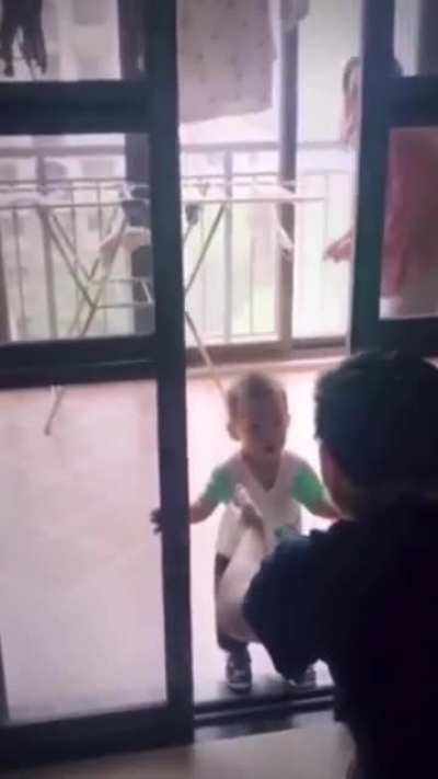 Come, daddy hug hug