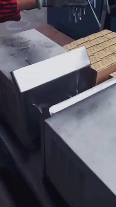 C&oacute;mo se orientan los clavos antes de empaquetarlos.