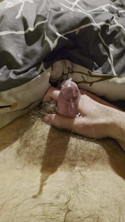 Piss mit [m]ir auf mein Bett