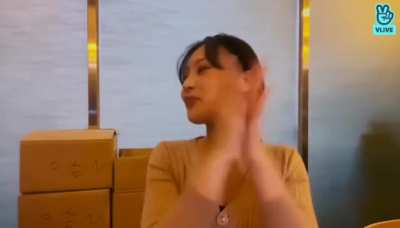 Siyeon clapping