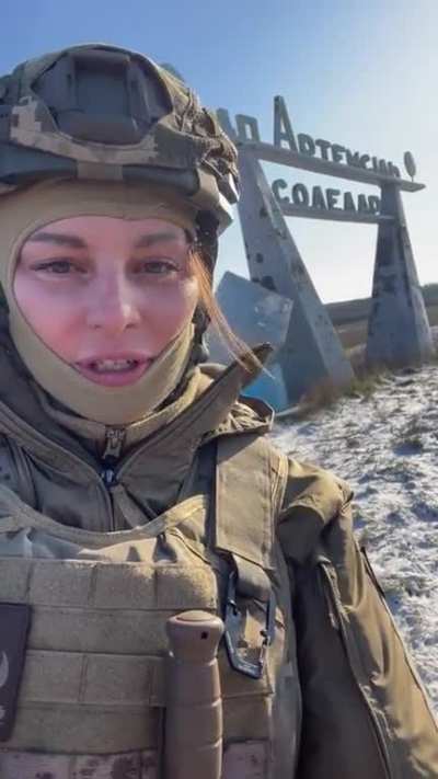 Ukrainian servicewoman - "Greetings to all from Soledar, we are going to our guys. Soledar is Ukraine, our paratroopers are standing here and holding on, glory to Ukraine!"
