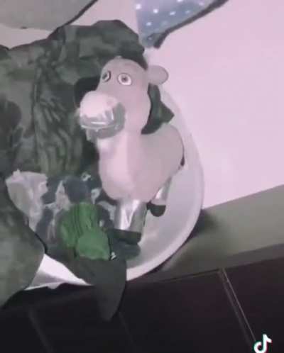 &ldquo;It&rsquo;s looking at me...&rdquo; &ldquo;AG&ucirc;AaAgh&rdquo;