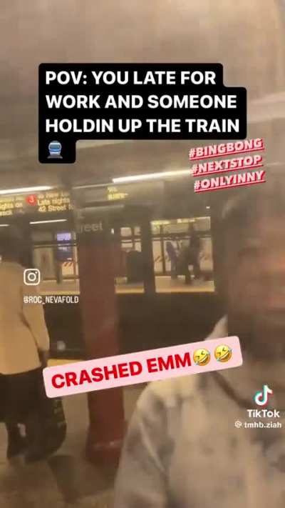 5&rsquo;6 Lunatic gets punched in the Chest on 72nd street &amp;amp; couldn&rsquo;t get his get back 😂