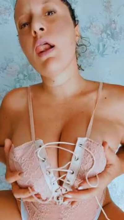 Do you want to cum on my tits today?💦💦 Exclusive and spicy content in my VIP ACCOUNT.🔥🔥Sexting🔥Custom🔥JOI🔥VC🔥RATE🔥And more... ⬇️LINKS BELOW⬇️