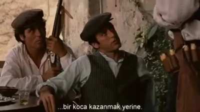 Godfather Alpacino kızın babasıyla tanışma sahnesi. Bir gün olurda bu maganda tipimle sevgilim olursa aynısını uygulayacağım.