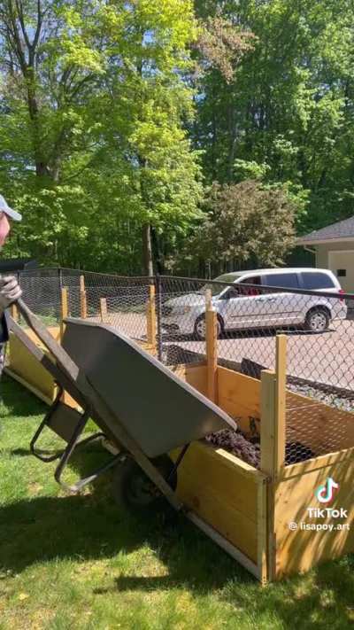 Boomer doesn&rsquo;t like neighbor&rsquo;s planters