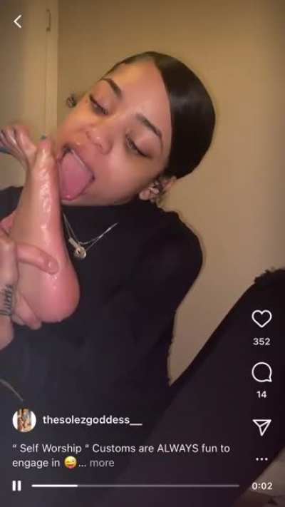 Sexy foot worship really short but sweet