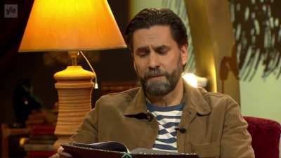 Clip of Alan Wake live action actor Ilkka Villi reading children's book on Finnish TV