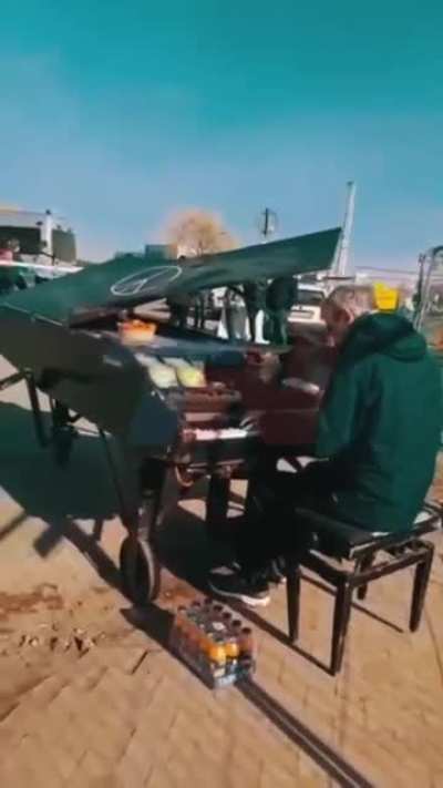 Nelson Castro, gran periodista de TN, se fue a tocar el pianito en la frontera entre ucrania y polonia, se dice que logro la paz mundial solo con tocar solo una cancion, disfruten