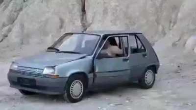 Homens: tentando ligar o carro pela primeira vez