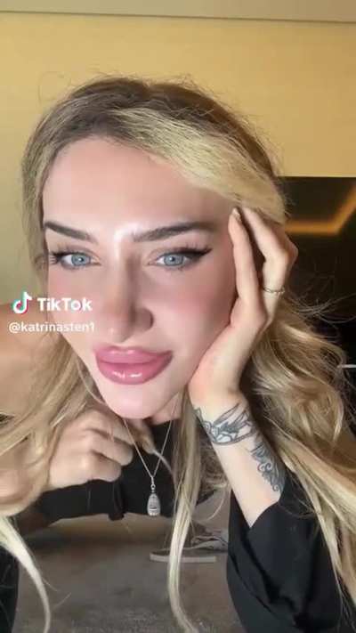 Dangling 😻 lips 