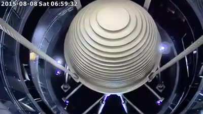 Этот 720-тонный подвесной стальной шар - то, что позволяет небоскребу Taipei 101 раскачиваться, но не падать. Тяжелый противовес висит между 92-м и 87-м этажами, действуя как настроенный массивный демпфер, который сохраняет устойчивость здания во время си