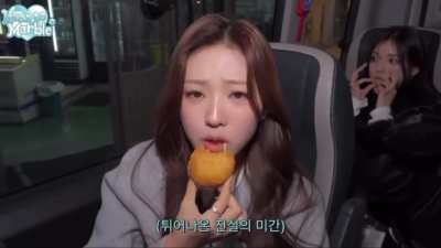 Stella, Ian, Yuha, Ye-on, &amp;amp; Juun eating street food