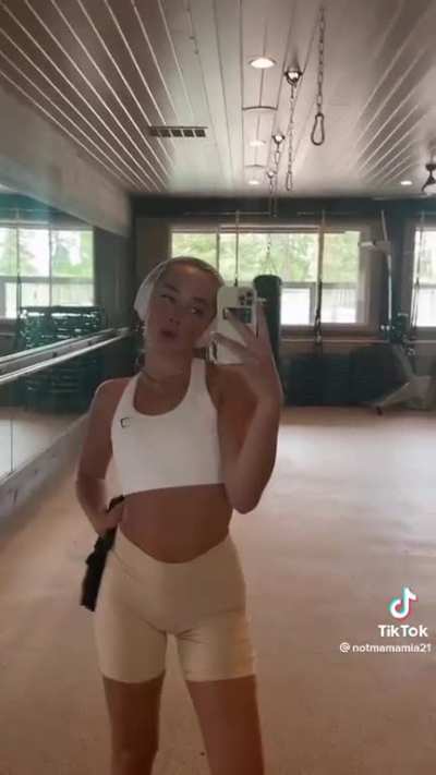 She&rsquo;s asking for someone to pound her ass