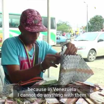 Los comentarios son una mina de oro de comunistas diciendo que en Venezuela las cosas sirven y gente destruy&eacute;ndolos con palabras
