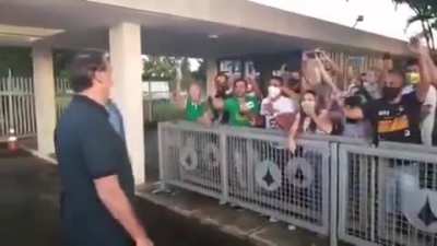 "cloroquina, cloroquina, cloroquina l&aacute; do SUS, eu sei que tu me curas em nome de Jesus"