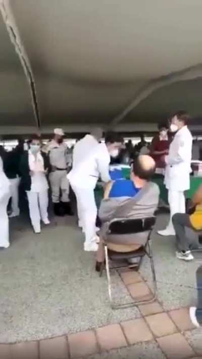 This happend last week in Zacatenco, M&eacute;xico, a senior were receiving the covid vaccine but the nurse just out the syringe in and took it out without administering the dose of vaccine