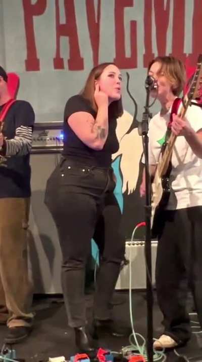 "Soccer Mommy" Sophie Allison (Live at The Pavement Museum, New York) - Mobile/Vertical