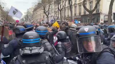 [23/03/2023] Paris - Violences polici&egrave;res - Charge tr&egrave;s violente sur le cort&egrave;ge de t&ecirc;te - Coups &agrave; la t&ecirc;tes et sur les personnes au sol