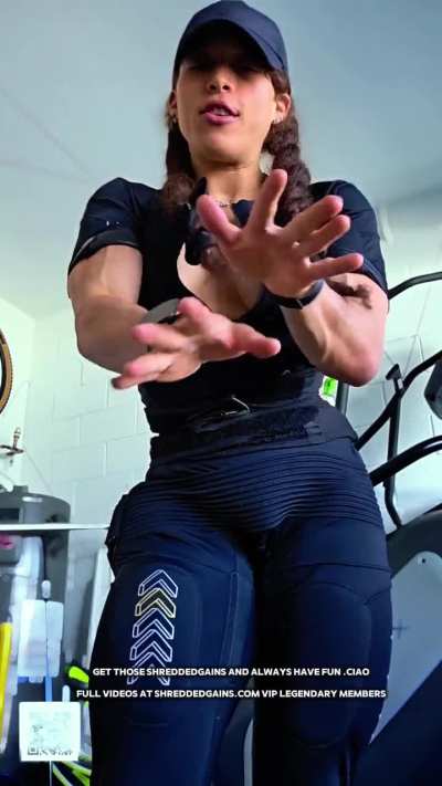 Day 56 of me flexing until I reach 1 Million/ Have my own Fornite and Marvel skin .Full flexis at shreddedgains.com #zillionaire #shreddedgains #musclegoddess #glutegoddess #carolynemarquez