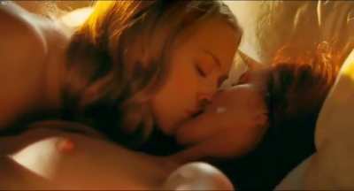 Amanda Seyfried and Julianne Moore