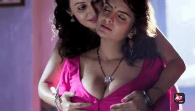 Anveshi Jain's jugs are to be lost in 😍