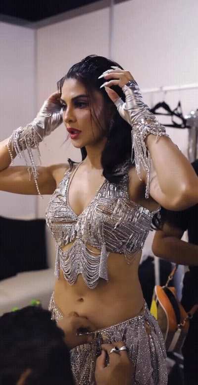Babe getting ready for her performance 😍