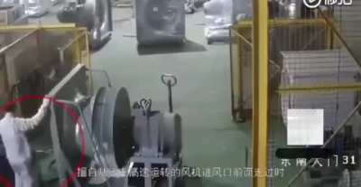 Азиат попал в лопасти станка
