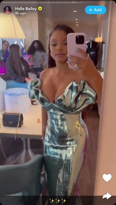 She looks so sexy in that dress🥴