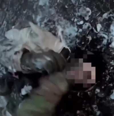 🇺🇦Ukrainian soldier from the Special Purpose unit &laquo;Omega&raquo; of the National Guard loots the combat radio from a killed 🇷🇺Russian soldier in the Kreminna Forest, Luhansk Region.