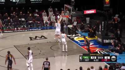 [Highlight] Green gets stuffed by Giannis in the paint