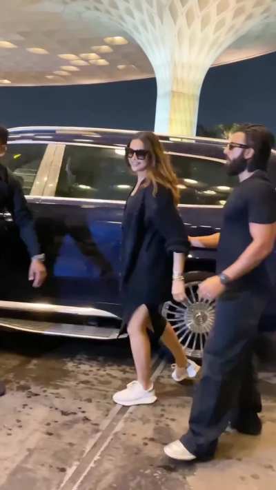 Deepika Padukone spotted at Mumbai Airport today 🤰❤️&zwj;🔥