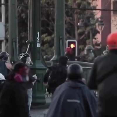 Ac&aacute; hay otro video, con m&aacute;s calidad, del empuj&oacute;n del paco hacia el ni&ntilde;o.