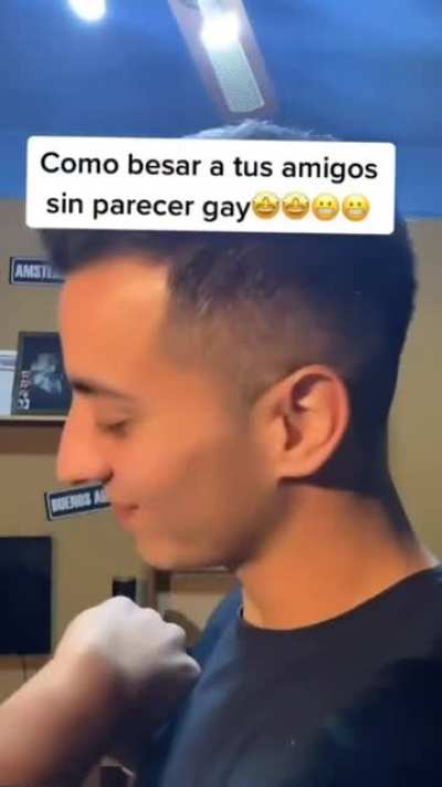 Como besar a tus amigos sin parecer gay