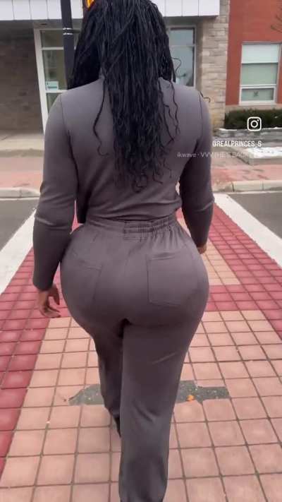 Big booty ebony got me sweating walking in her sweatpants