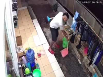 Стою на асфальте я, в лыжи обутый...